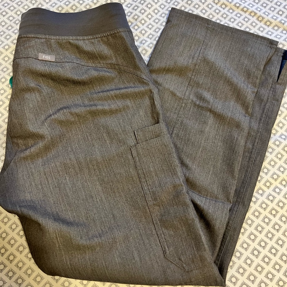 Figs Kade. Size medium petite. Graphite